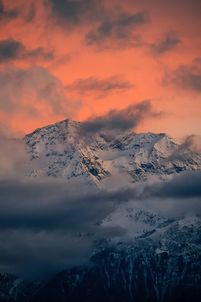 Ciel rouge sur Belledonne - Portrait